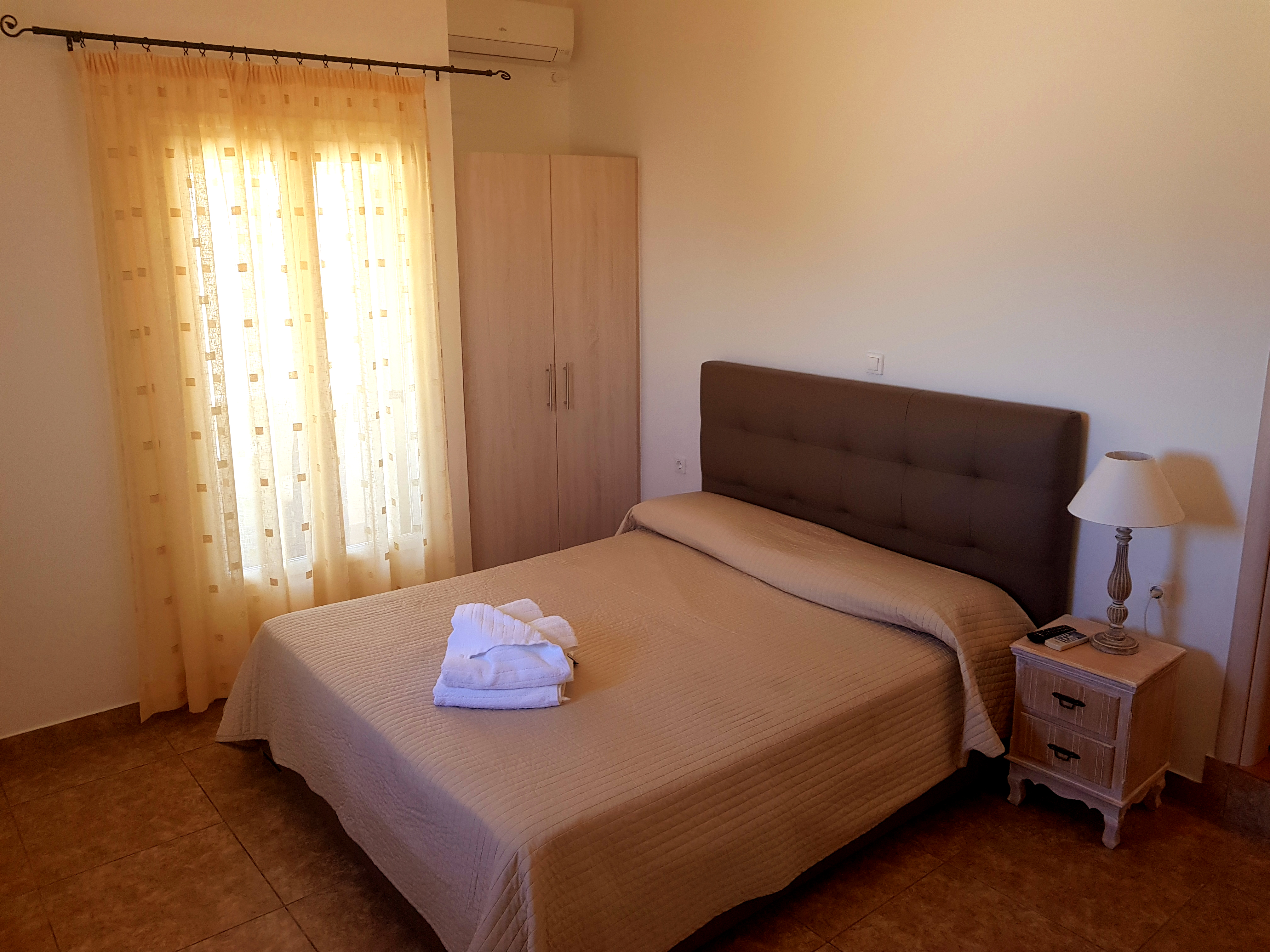 Double Room with Side Sea View 4